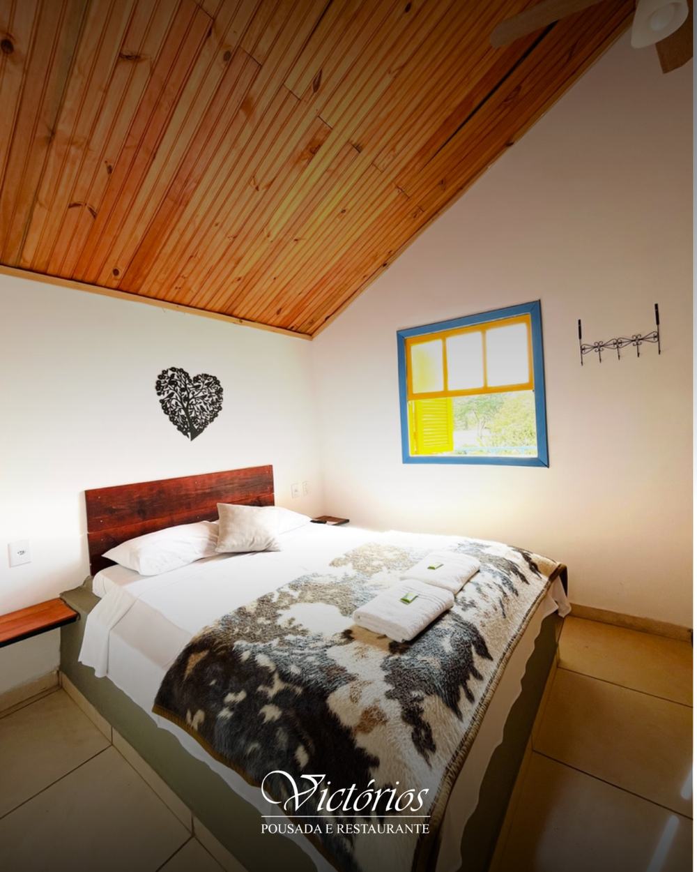 Quarto com teto de madeira